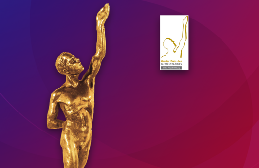 Statur des Großen Preises des Mittelstandes mit Logo rechts daneben