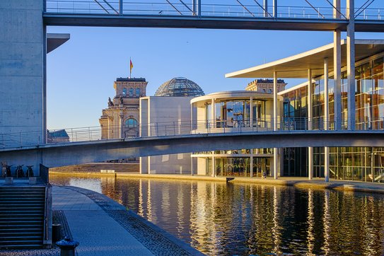 Der Bundestag in Berlin, mit der Spree im Vordergrund