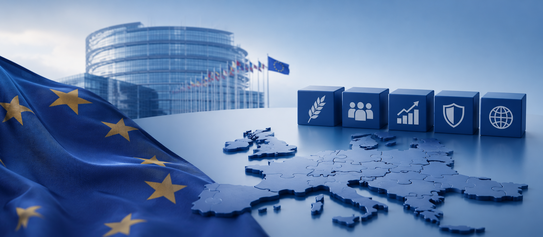Symbolische Darstellung der europäischen Förderpolitik mit EU-Flagge, Europakarte und grafischen Symbolen für Landwirtschaft, Wirtschaft, Sicherheit und soziale Entwicklung vor einem modernen EU-Institutionsgebäude.