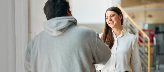 Zwei Personen reichen sich zur Begrüßung die Hand