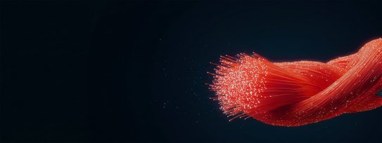 Ein rotes Glasfaserkabel auf dunklen Hintergrund