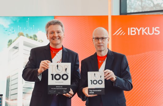 Der Vorstand der IBYKUS AG in den Händen halten beide die Auszeichnung der TOP 100