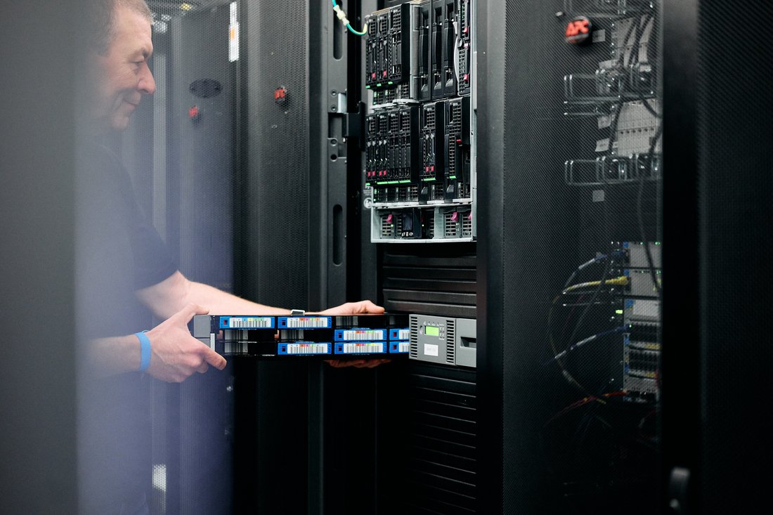 Techniker bei der Serverwartung im Rechenzentrum.
