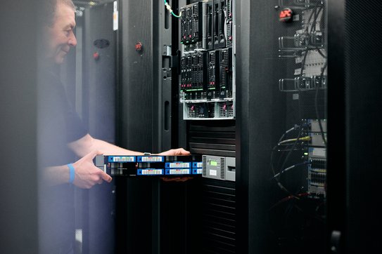 Ein Mitarbeitender bei der Wartung von IT-Hardware
