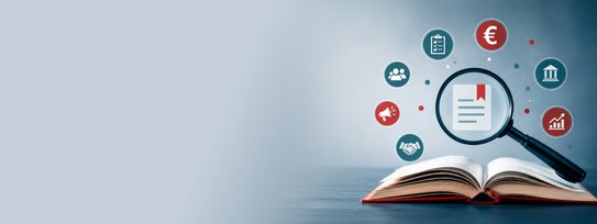 Ein aufgeschlagenes Buch mit einer Lupe und verschiedenen Icons zum Thema Fördermittel