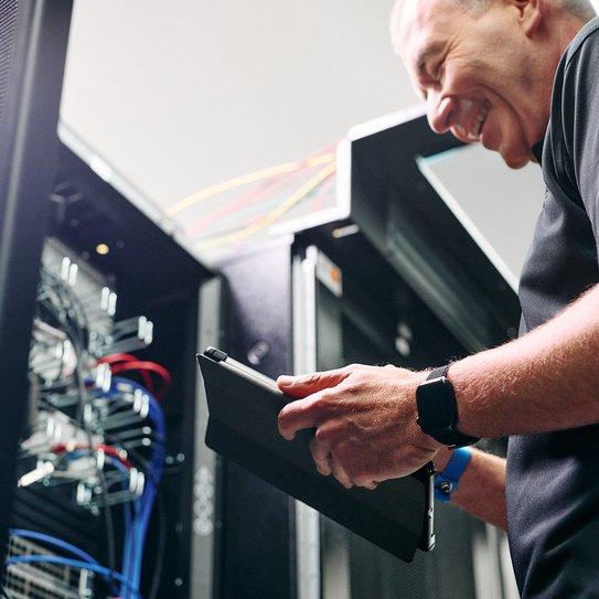 Eine Person prüft IT-Hardware
