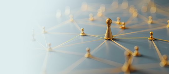 Ein Netz aus goldenen Spielfiguren