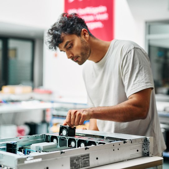 Eine Person ersetzt Hardware in einem Computer