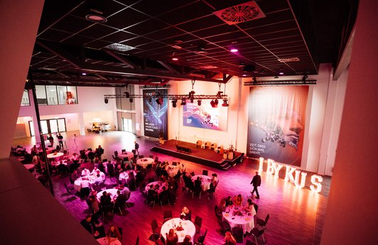 Blick in einen Saal mit Bestuhlung und Bühne