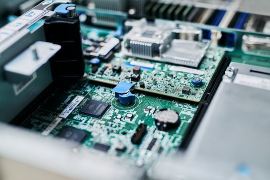 Detailaufnahme eines Server-Innenlebens mit Hauptplatine und Prozessor-