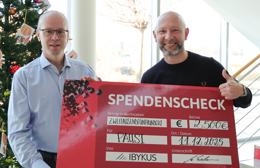 IBYKUS-Vorstand Michael Erdmann übergibt Sven Sauer den Spendenscheck in Höhe von 2500€.