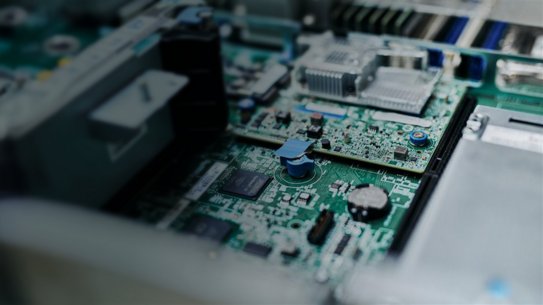 Nahaufnahme des Inneren eines Servers mit sichtbarer Hauptplatine, Prozessor, Kühlkörper und elektronischen Bauteilen